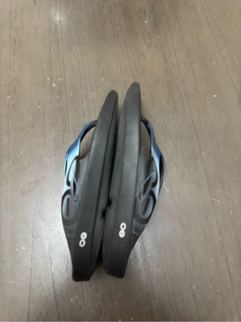 OOFOS Men's Black and Blue Gradient Recovery Flip Flops size M11